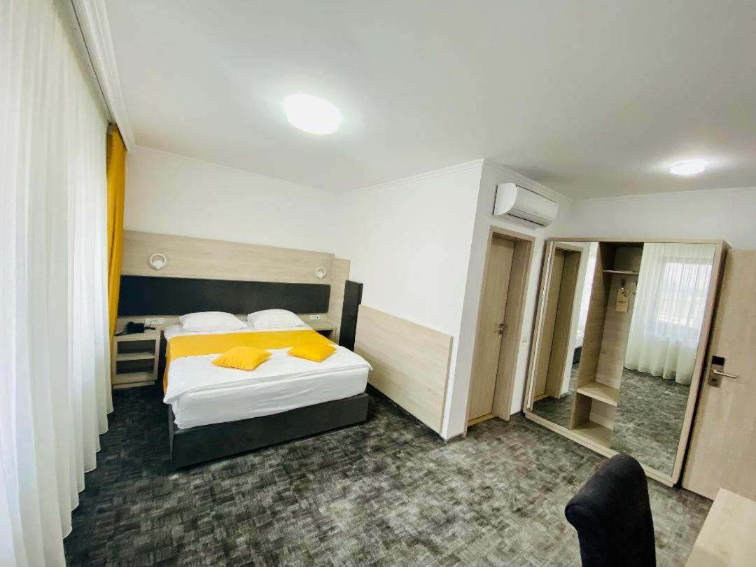 Hotel Bliss Roman Bagian luar foto
